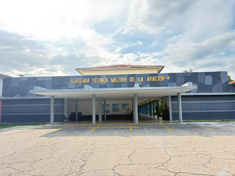 Fachada de la academia con el rótulo Academia Técnica Militar de la Aviación